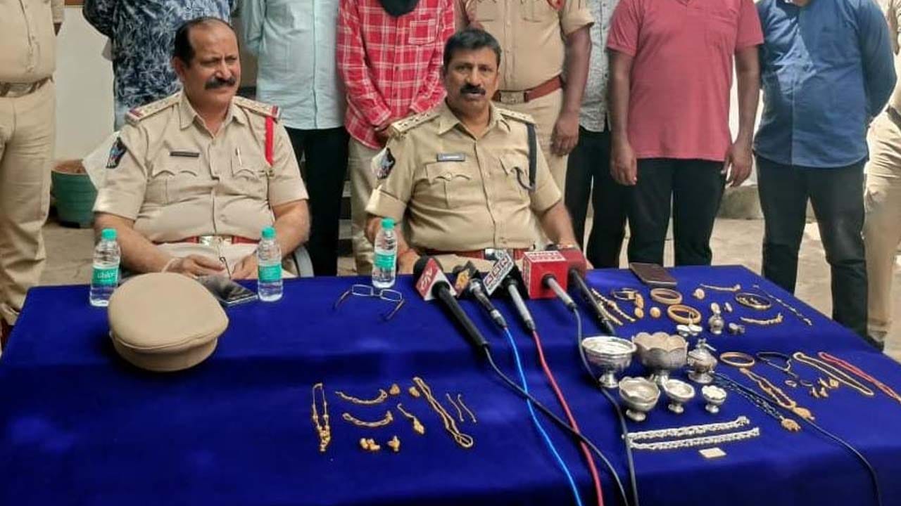 అన్నం పెట్టిన ఇంటికే కన్నం పెట్టిన యువతులు.. పోలీసుల విచారణలో సంచలనాలు!