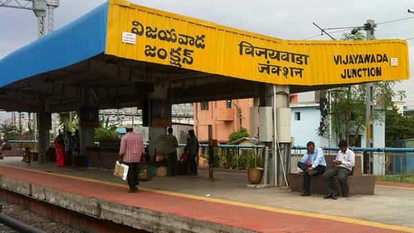 Vijayawada: రైల్వే స్టేషన్లో ముగ్గురు మహిళల వద్దకు వెళ్లి ఆగిన పోలీస్ డాగ్.. ఏంటా అని తనిఖీ చేయగా