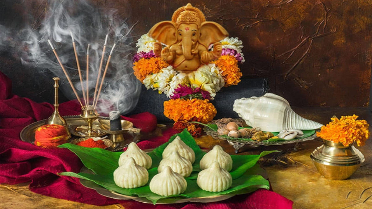 Vinayaka Chavithi : 21 రకాల పత్రాలతో వినాయకుడిని పూజించడం ఎలా?