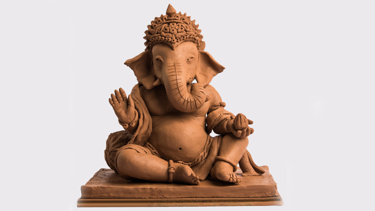 వినాయకుడి విగ్రహాన్ని కొందరు మూడు రోజుల పాటు ఇంట్లో పెట్టుకొని పూజలు జరిపిస్తే మరికొంత మంది ఐదు రోజులు లేదా తొమ్మిది రోజుల పాటు పూజలు జరిపిస్తారు. అయితే ఇంట్లో విగ్రహం పెట్టుకొని పూజించే సమయంలో తప్పక కొన్ని నియమాలు పాటించాలంట.ఇంటిని ఎప్పుడూ శుభ్రపరచాలి. తప్పనిసరిగా ఉదయం, సాయంత్రం పూజ చేసి బొజ్జగణపయ్యకు నైవేద్యం పెట్టాలంట. అలాగే ఇంట్లో నాన్ వెజ్ అస్సలే వండకూదని చెబుతున్నారు పండితులు.