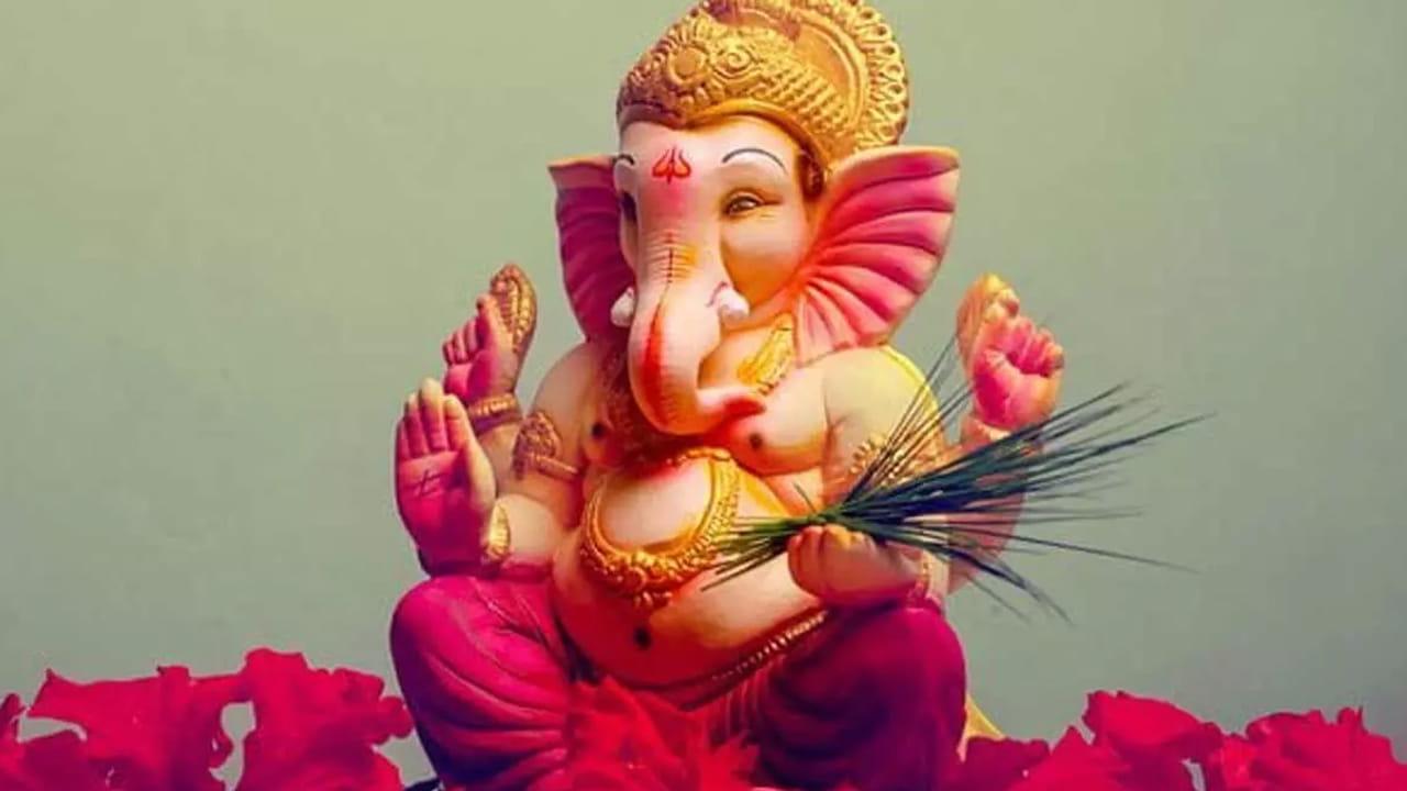 అంతే కాకుండా వినాయకుడి పక్కన ఏనుగు విగ్రహాలు ఉన్నవి కొనుగోలు చేసినా మంచి ఫలితాలు కలుగుతాయంట. అలాగే ఎప్పుడూ కూడా డ్యామేజ్ ఉన్న విగ్రహం కొనుగోలు చేయకూడదు, ఇది చెడు ఫలితాలనిస్తుందని చెబుతున్నారు పండితులు.