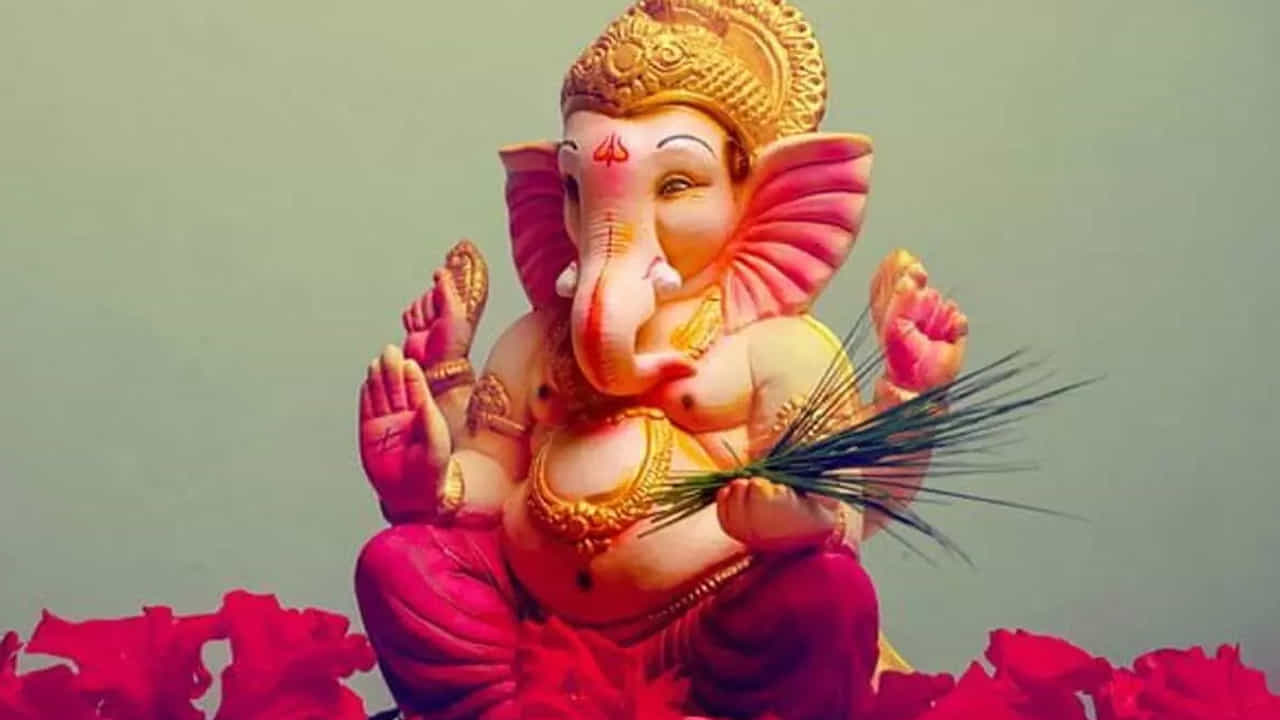 అంతే కాకుండా వినాయకుడి పక్కన ఏనుగు విగ్రహాలు ఉన్నవి కొనుగోలు చేసినా మంచి ఫలితాలు కలుగుతాయంట. అలాగే ఎప్పుడూ కూడా డ్యామేజ్ ఉన్న విగ్రహం కొనుగోలు చేయకూడదు, ఇది చెడు ఫలితాలనిస్తుందని చెబుతున్నారు పండితులు.
