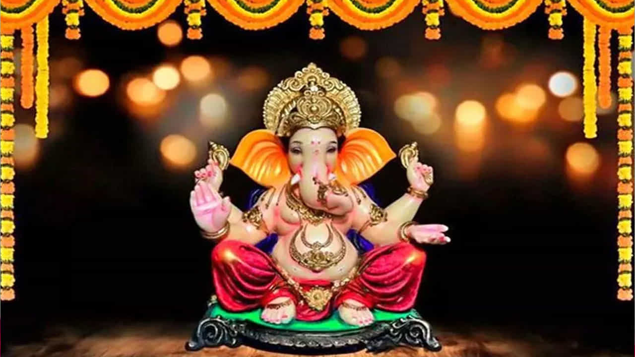 అలాగే తప్ప కుండా గణపయ్య ఎలుక వాహనంపై కూర్చొని ఉన్నది మాత్రమే కొనుగోలు చేయాలంట. ఇది మంచి శుభఫలితాలను ఇస్తుందని చెబుతున్నారు పండితులు. అలాగే ఎట్టిపరిస్థితుల్లోనూ వినాయకుడు నిలడి ఉన్నది, నాట్యం చేస్తున్నట్లు ఉన్న విగ్రహాలు కొనకూడదంట.