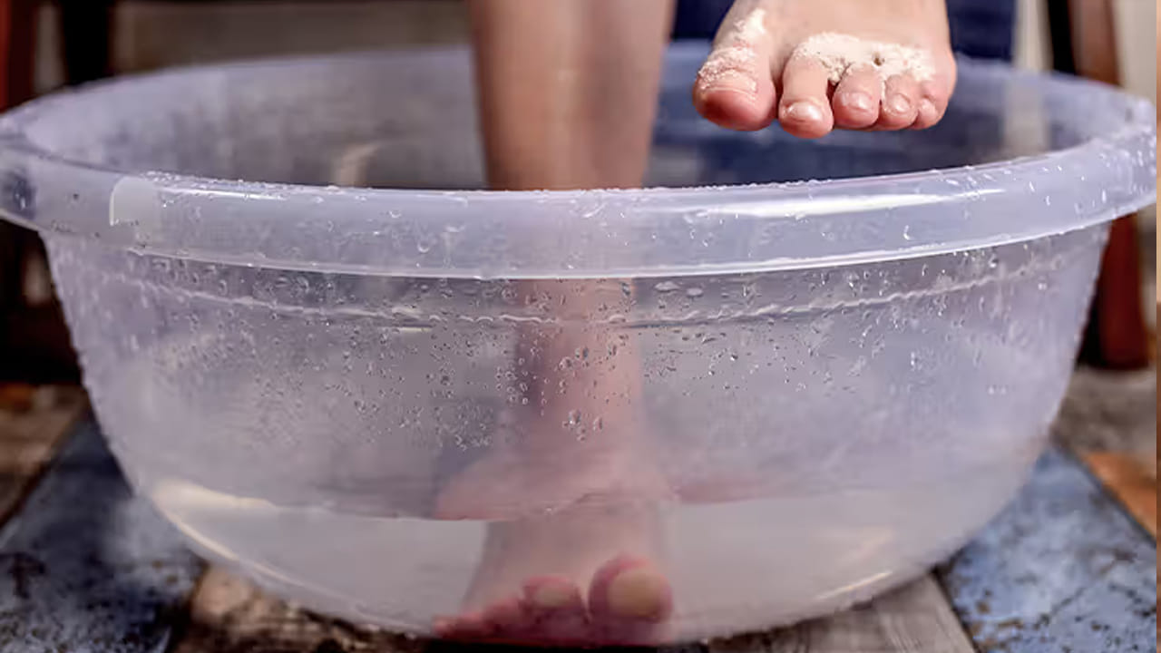 బకెట్‌లో సగం నీరు తీసుకుని, దానికి ఒక కప్పు వెనిగర్ కలపాలి. ఆ నీటిలో పాదాలను 15 నిమిషాల పాటు నానబెట్టాలి. ఇలా పాదాలను వారానికి 2-3 సార్లు శుభ్రం చేసుకోవాలి. పాదాలను కడిగిన తర్వాత, టవల్‌తో తడి తుడుచుకోవాలి. తర్వాత పాదాలకు ఫుట్ క్రీమ్ రాసుకోవాలి. ఇది పాదాల చర్మాన్ని ఆరోగ్యంగా ఉంచుతుంది. ఇన్ఫెక్షన్లను నివారిస్తుంది.