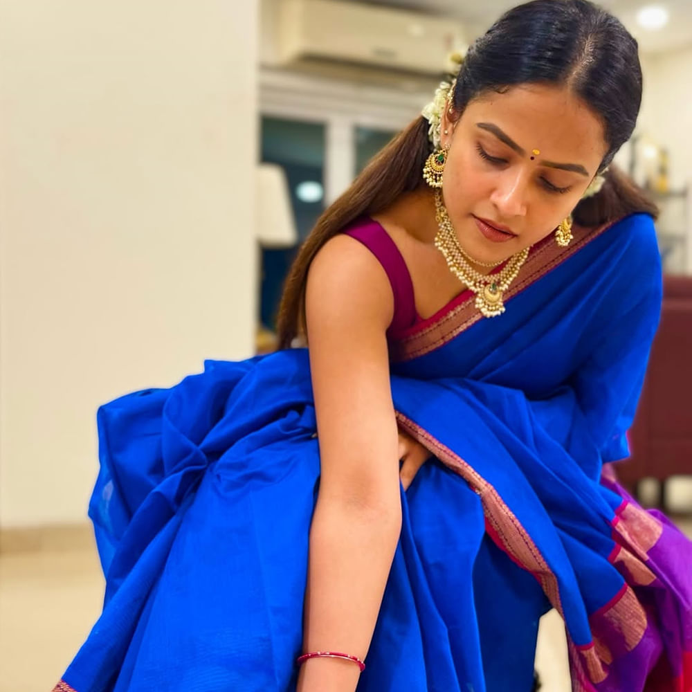 శుక్రవారం వరలక్ష్మి వ్రతం సందర్భంగా హీరోయిన్ వైష్ణవి చైతన్య చీరకట్టులో మరింత అందంగా ముస్తాబయ్యింది. నీలిరంగు చీరలో సింపుల్ లుక్ లో మతిపోగొట్టేస్తుంది. సింపుల్ శారీలో.. జడలో మల్లెపూలు పెట్టుకుని అమాయకపు చూపులతో కట్టిపడేస్తుంది ఈ వయ్యారి. 