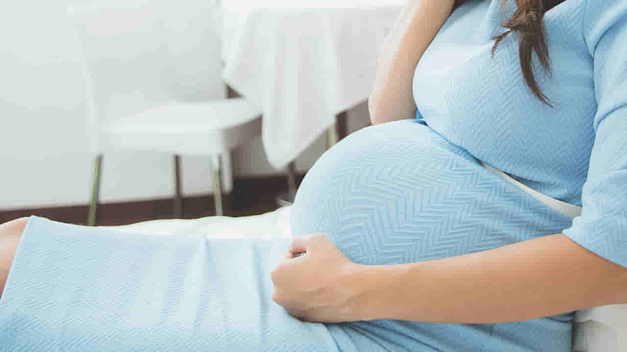 హాస్పిటల్‌కు తీసుకెళ్లకుండా ఇంట్లోనే భార్యకు ప్రసవం.. భర్తకు ఊహించని షాక్‌.. అసలు ఏం జరిగిందంటే?