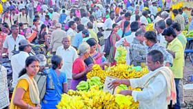 మార్కెట్లో కూరగాయలు కొని మెల్లిగా జారుకున్న దంపతులు.. కట్ చేస్తే మార్కెట్లో కూరగాయలు కొని మెల్లిగా జారుకున్న దంపతులు.. కట్ చేస్తే
