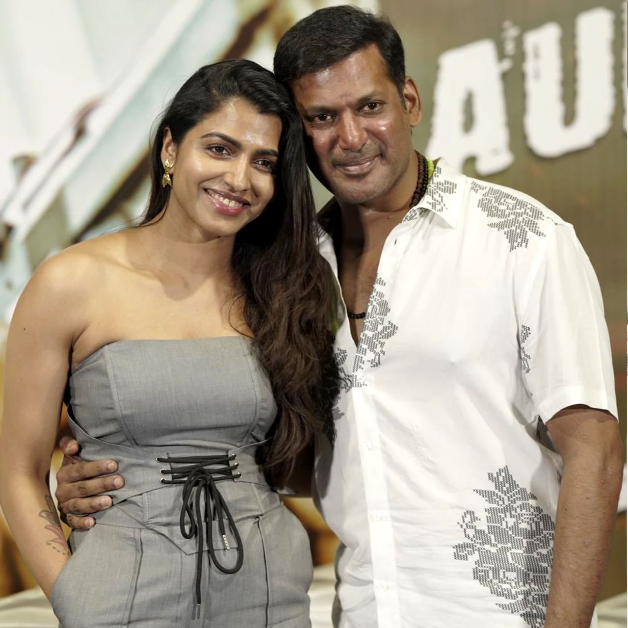 తమిళ్ స్టార్ హీరో విశాల్‏కు తెలుగులోనూ మంచి క్రేజ్ ఉంది. ఆయన నటించిన ఎన్నో సూపర్ హిట్ చిత్రాలు తెలుగులోకి డబ్ అయ్యి విజయాన్ని అందుకున్నాయి. సహజమైన నటనతో సౌత్ ఇండస్ట్రీలో తనకంటూ ప్రత్యేక గుర్తింపు తెచ్చుకున్నారు. ఓవైపు వరుస సినిమాలతో బిజీగా ఉండడమే కాకుండా.. సౌత్ ఇండస్ట్రీ నటీనటుల సంఘం కార్యదర్శిగా బాధ్యతలు నిర్వర్తిస్తున్నారు