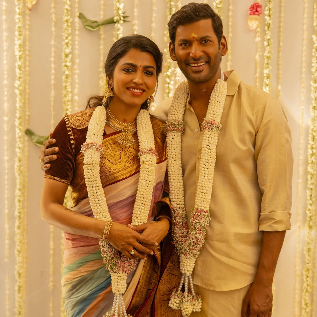 కనీసం విశాల్ నటించిన ఏ సినిమాలో ఏ చిన్న క్యారెక్టర్ కూడా చేయలేదు ధన్సిక. అయినా కూడా ఈ ఇద్దరు ఇప్పుడు పెళ్లి చేసుకోబోతున్నారు.. తాజాగా ఎంగేజ్మెంట్ కూడా అయింది. తమిళ ఇండస్ట్రీలో అజిత్ శాలిని, సూర్య జ్యోతిక, నయనతార విగ్నేష్.. ఇలా చాలా ప్రేమ జంటలున్నాయి. 