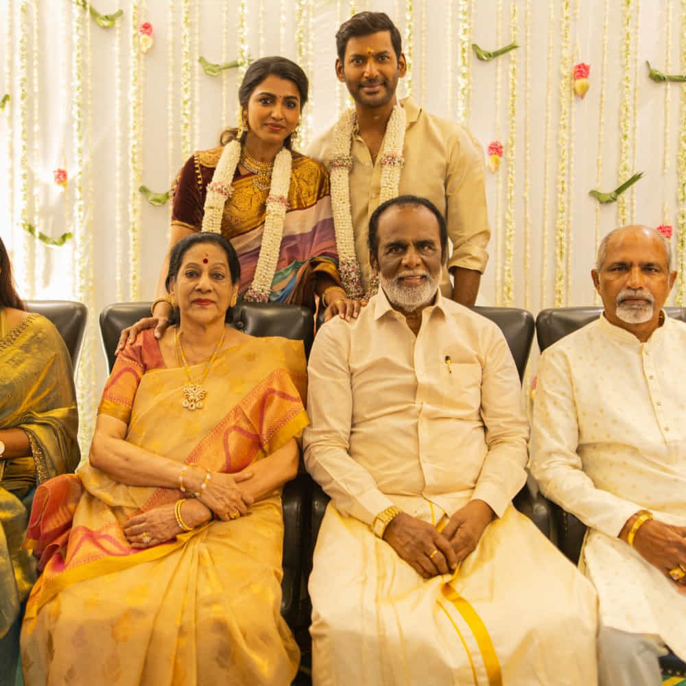 కానీ వాళ్లందరూ సినిమాలతోనే పరిచయం. కానీ విశాల్, ధన్సిక మాత్రం సినిమాటిక్ స్టైల్లో కలిశారు. ఆమె కష్టాల్లో ఉన్నపుడు ఓదార్చి ప్రేమలో పడేసాడు విశాల్. మనుషులు కలిసి నటించకపోయినా వీళ్ళ మనసులు మాత్రం కలిశాయి. ఈ ఇద్దరి ప్రేమకు బీజం పడింది మాత్రం 8 ఏళ్ల కింద. 