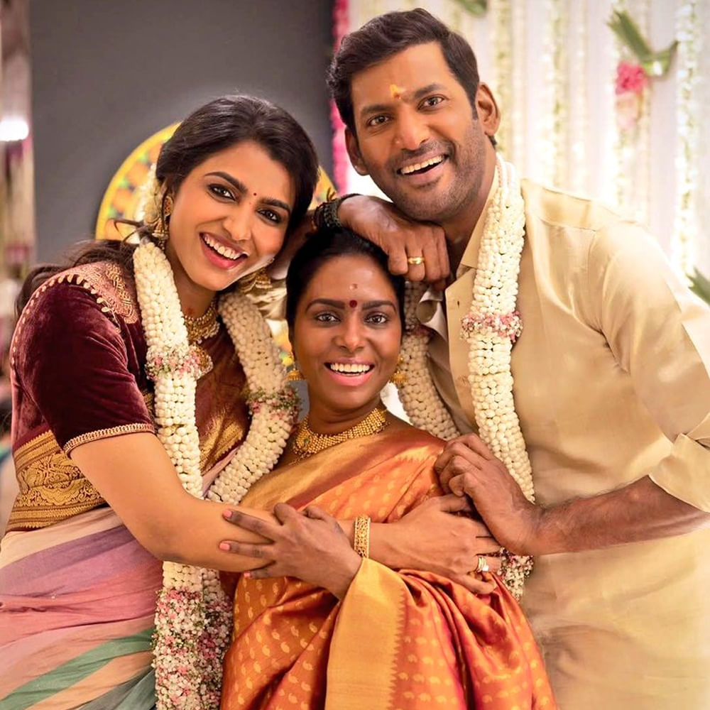 అప్పట్లో జరిగిన ఒక సంఘటన కారణంగా విశాల్, సాయి ధన్సిక మధ్య ప్రేమ పుట్టింది. శింబు వాళ్ళ నాన్న రాజేందర్ కారణంగానే విశాల్ ప్రేమలో పడ్డాడు. కృష్ణ, విధర్త్, సాయి ధన్సిక కలిసి 2017లో విజితిరు అనే సినిమాలో నటించారు. ఆ సినిమాలో టీ రాజేందర్ ఒక కీలక పాత్రలో నటించాడు. సినిమా ప్రమోషన్స్‌లో భాగంగా జరిగిన ఓ ప్రెస్‌మీట్‌లో సాయి ధన్సిక మాట్లాడుతూ వేదికపై ఉన్న ప్రతి ఒక్కరికి కృతజ్ఞతలు చెప్పి రాజేందర్‌ను మాత్రం మరిచిపోయింది.. దాంతో ఆమె మీద చాలా కోప్పడ్డాడు రాజేందర్. సీనియర్లను గౌరవించడం తెలియదా అంటూ చడామడా తిట్టేసాడు. 