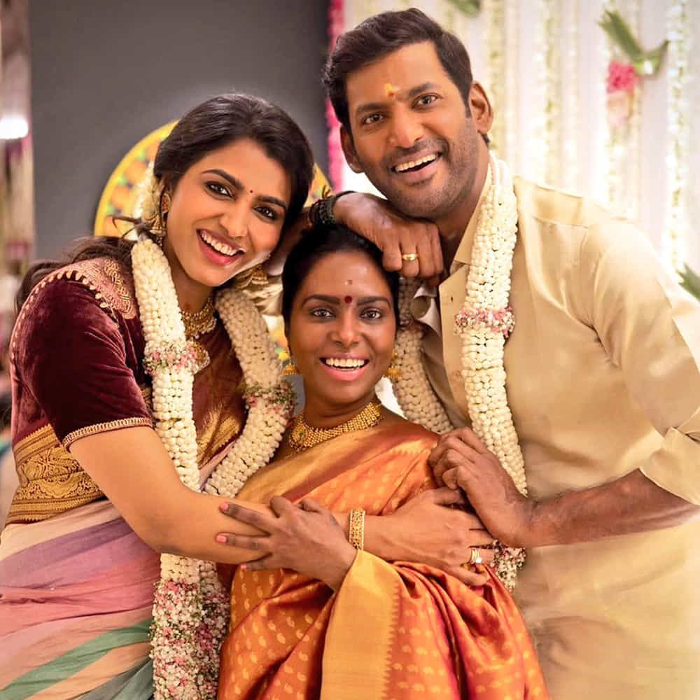 అప్పట్లో జరిగిన ఒక సంఘటన కారణంగా విశాల్, సాయి ధన్సిక మధ్య ప్రేమ పుట్టింది. శింబు వాళ్ళ నాన్న రాజేందర్ కారణంగానే విశాల్ ప్రేమలో పడ్డాడు. కృష్ణ, విధర్త్, సాయి ధన్సిక కలిసి 2017లో విజితిరు అనే సినిమాలో నటించారు. ఆ సినిమాలో టీ రాజేందర్ ఒక కీలక పాత్రలో నటించాడు. సినిమా ప్రమోషన్స్‌లో భాగంగా జరిగిన ఓ ప్రెస్‌మీట్‌లో సాయి ధన్సిక మాట్లాడుతూ వేదికపై ఉన్న ప్రతి ఒక్కరికి కృతజ్ఞతలు చెప్పి రాజేందర్‌ను మాత్రం మరిచిపోయింది.. దాంతో ఆమె మీద చాలా కోప్పడ్డాడు రాజేందర్. సీనియర్లను గౌరవించడం తెలియదా అంటూ చడామడా తిట్టేసాడు. 