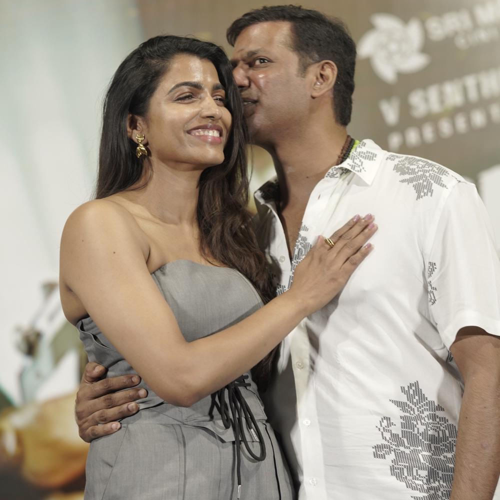 అది ఆమె అనుకోకుండానే చేసిన.. దాన్ని చాలా పెద్ద ఇష్యూ చేసాడు రాజేందర్. రజనీ సినిమాలో నటించాక ఆమెకు పొగరు బాగా పెరిగిపోయిందంటూ రెచ్చిపోయాడు. సారీ చెప్పినా పట్టించుకోలేదు. స్టేజీపై ఈ అవమానం తర్వాత సాయి ధన్సికను ఏ ఒక్కరూ ఓదార్చలేదు.. అప్పుడొచ్చాడు సినిమాటిక్ స్టైల్‌లో విశాల్. విషయం తెలుసుకున్న అప్పటి తమిళ చలన చిత్ర నిర్మాతల మండలి అధ్యక్షుడు విశాల్ మాత్రం రాజేందర్‌పై భగ్గుమన్నాడు. 