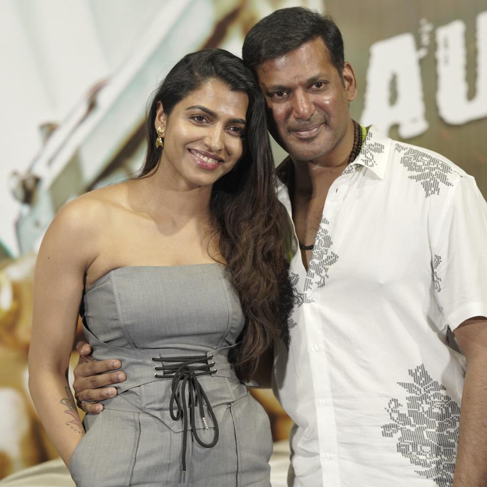 తనకంటే చిన్నవాళ్ళను ఆశీర్వదించడం మానేసి ఇష్టమొచ్చినట్లు తిట్టడం ఏంటి అంటూ సీరియస్ అయ్యాడు. అప్పటికే సాయి ధన్సిక, విశాల్ మధ్య పరిచయం ఉన్నా.. రాజేందర్ ఎపిసోడ్ తర్వాత ప్రేమగా మారింది. 8 ఏళ్లుగా రిలేషన్‌లో ఉన్నా బయటికి రానివ్వలేదు ఈ జోడీ. ఇప్పుడు పెళ్ళి కూడా చేసుకోబోతున్నారు. 