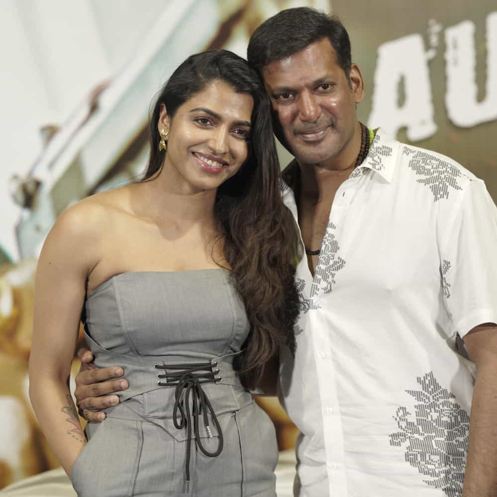 తనకంటే చిన్నవాళ్ళను ఆశీర్వదించడం మానేసి ఇష్టమొచ్చినట్లు తిట్టడం ఏంటి అంటూ సీరియస్ అయ్యాడు. అప్పటికే సాయి ధన్సిక, విశాల్ మధ్య పరిచయం ఉన్నా.. రాజేందర్ ఎపిసోడ్ తర్వాత ప్రేమగా మారింది. 8 ఏళ్లుగా రిలేషన్‌లో ఉన్నా బయటికి రానివ్వలేదు ఈ జోడీ. ఇప్పుడు పెళ్ళి కూడా చేసుకోబోతున్నారు. 