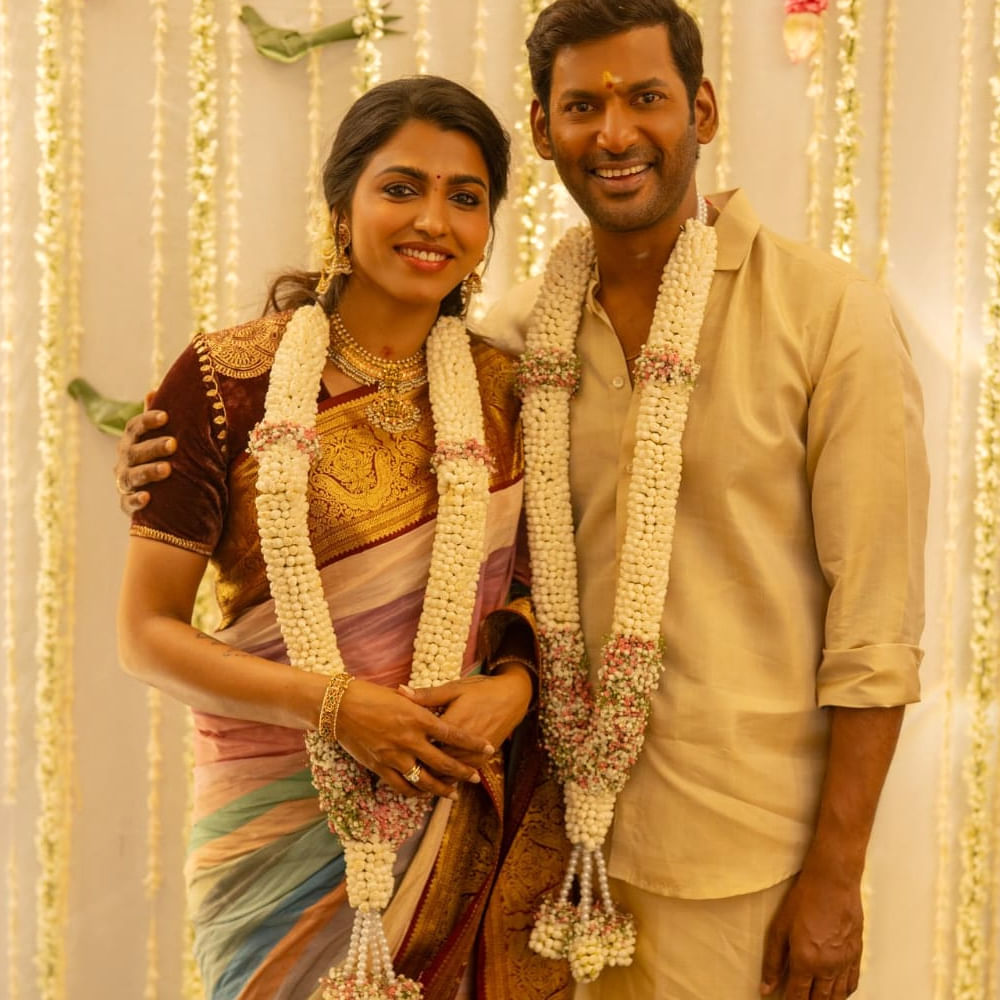 తాజాగా విశాల్, సాయి ధన్సిక ఎంగేజ్మెంట్ జరిగింది. కొద్దిమంది సన్నిహితులు, కుటుంబ సభ్యుల మధ్య వీరి ఎంగేజ్మెంట్ జరిగింది. తాజాగా వీరి ఎంగేజ్మెంట్ ఫోటోలు సోషల్ మీడియాలో చక్కర్లు కొడుతున్నాయి. విశాల్ కు ఎంగేజ్మెంట్ జరగడంతో అభిమానులు ఆనందం వ్యక్తం చేస్తున్నారు. 