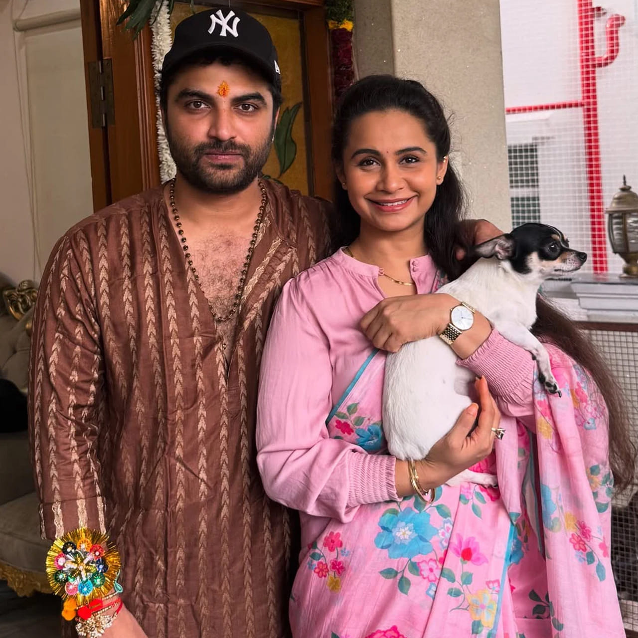 అన్నా చెల్లెళ్ల, అక్కా తమ్ముళ్ల అనుబంధానికి ప్రతీకగా నిలిచే రక్షా బంధన్ వేడుకలు ఇటీవల ఘనంగా జరిగాయి. ఈ సందర్భంగా సోదరి మణులు తమ సోదరులకు రాఖీలు కట్టి విషెస్ చెప్పారు.