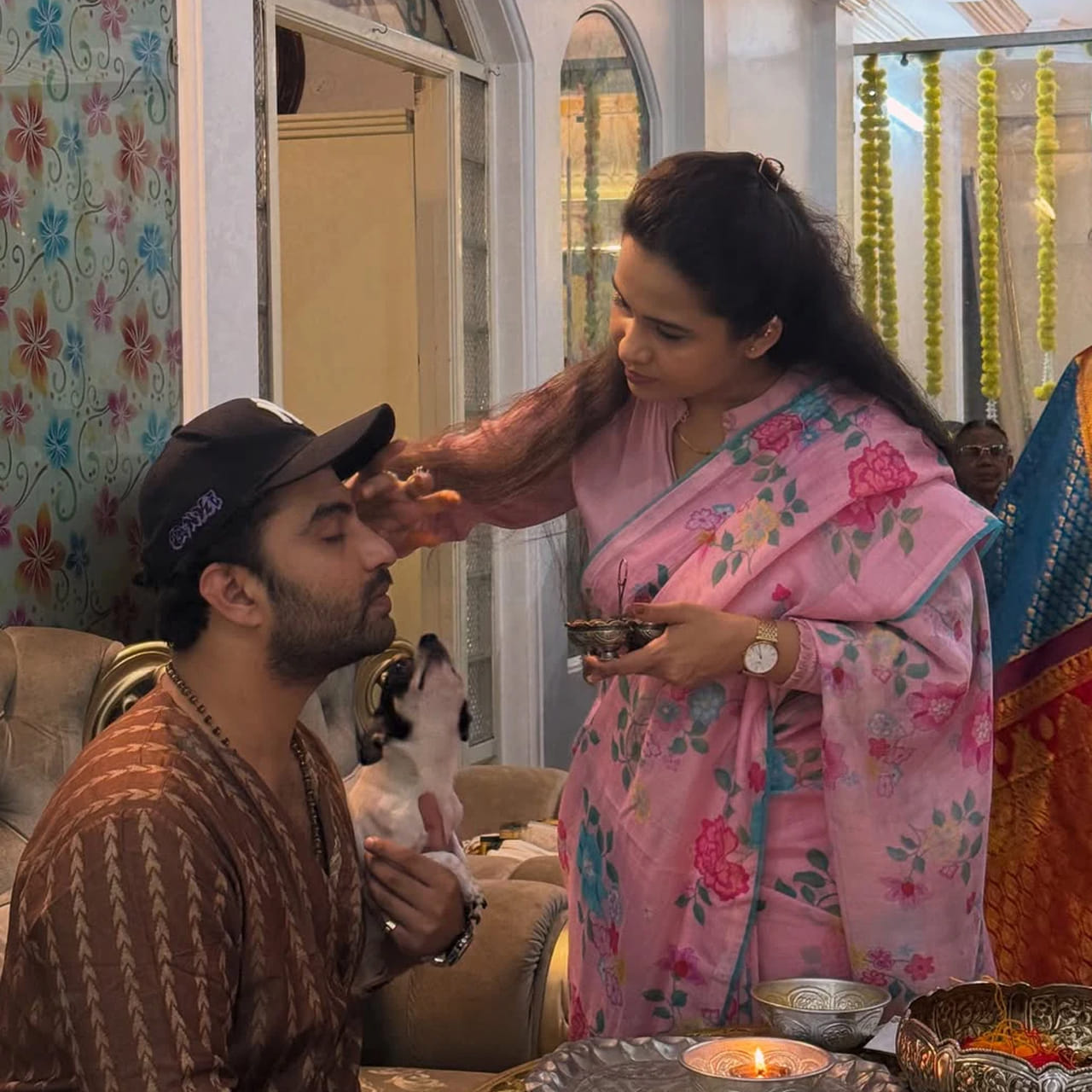  సామాన్యులతో పాటు సెలబ్రిటీలు కూడా రాఖీ సెలబ్రేషన్స్ లో పాల్గొన్నారు. తమ తోబుట్టువులకు రాఖీలు కట్టి బెస్ట్ విషెస్ చెప్పారు. ఈ క్రమంలో హీరో విశ్వక్ సేన్ ఇంట్లోనూ రక్షా బంధన్ వేడుకలు ఘనంగా జరిగాయి.
