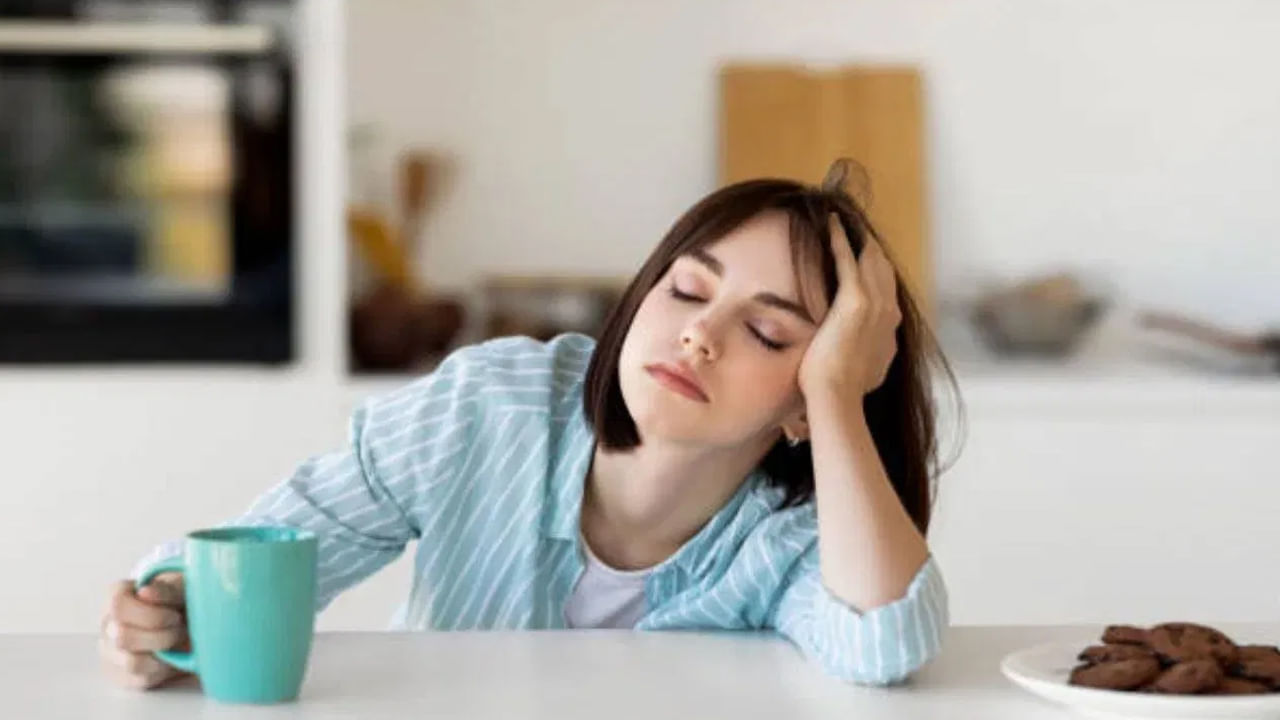 విటమిన్ బి12 లోపం ఉన్నట్లయితే తిమ్మిర్ల సమస్య ఎక్కువగా ఉంటుంది. తిమ్మిరి ఎక్కడం, సూదులతో పొడిచినట్లుగా అనిపించడం లాంటివి జరుగుతాయి. విటమిన్ బి12 లెవెల్స్ తక్కువగా ఉన్నట్లయితే జ్ఞాపకశక్తి తగ్గిపోతుంది. ఏకాగ్రత కోల్పోతారు. డిమెన్షియాకు కూడా దారి తీస్తుంది. విటమిన్ బి12 లోపం ఉన్నట్లయితే హార్ట్ బీట్ విషయంలో ఇబ్బందులు కలుగుతాయి. శ్వాస తీసుకోవడంలో ఇబ్బందిగా ఉంటుంది ఆక్సిజన్ రవాణా తగ్గిపోవడం వల్ల ఇలా జరుగుతుంది..