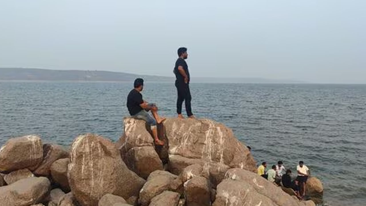 వైజాగ్ కాలనీకి చేరుకోవడానికి హైదరాబాద్ నుంచి NH 65 మీదుగా నార్కెట్‌పల్లి ద్వారా చందంపేట మండలం వరకు వెళ్ళండి. అక్కడి నుంచి బ్యాక్‌వాటర్స్ ప్రాంతానికి  చేరుకోవడం కుంచెం కష్టం. కాబట్టి నావిగేషన్ యాప్‌ను ఉపయోగించడంతోపాటు స్థానికులను దారి అడగడం మంచిది. మీరు సొంత వాహనంలో వెళితే, రోడ్ ట్రిప్ చాలా ఖుషిగా ఉంది. 