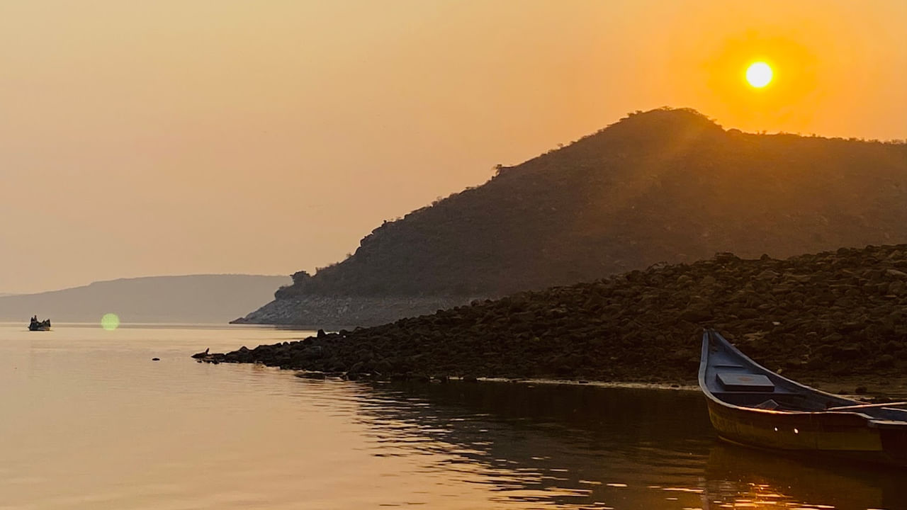 వైజాగ్ కాలనీ సాఫ్ట్‎వేర్ ఉద్యోగుల వీకెండ్ టూర్ కోసం చక్కటి ప్రదేశం. ఇది సీక్రెట్ ఐలాండ్ అడ్వెంచర్‌, బ్యాక్‌వాటర్, గ్రామీణ జీవనం వంటి అనేక ప్రత్యేకతలను కలిగి ఉంది. స్థానిక సంస్కృతిని ఆస్వాదించవచ్చు. ఇక్కడ హాయిగా ఒక బోట్ రైడ్‌ కూడా చేయవచ్చు సహస యాత్రను ఇష్టపడేవారికి విజాగ్ కాలనీ ఒక పర్ఫెక్ట్ ఛాయిస్ అని చెప్పవచ్చు. ఇది తెలంగాణలోని నల్గొండ జిల్లా చందంపేట మండలంలో ఉంది. ఇది హైదరాబాద్ నుంచి దాదాపు 170 కిలోమీటర్ల దూరంలో నాగార్జున సాగర్ డ్యామ్ బ్యాక్‌వాటర్స్‌లో ఉన్న చిన్న గ్రామం. ఇక్కడికి వెళ్ళడానికి జస్ట్ 3 గంటలు జర్నీ చేస్తే చాలు వీకెండ్లో హ్యాపీగా గడిపి రావచ్చు. 