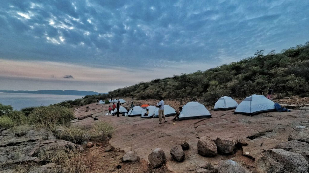 20 నిమిషాల బోట్ రైడ్‌ చేస్తే.. ఇక్కడ దగ్గర్ల ఉన్న గ్రీన్ ఐలాండ్‌కు చేరుకోవచ్చు. రైడ్‌ కోసం ఒక్కో వ్యక్తికి రూ.200 తీసుకుంటారు. ఈ రైడ్ బ్యాక్‌వాటర్స్ మధ్యలో నుంచి వెళ్తూ ఆహ్లదకరంగా ఉంటుంది. మీకు సాహసం చెయ్యడం ఇష్టం ఉంటే స్థానిక చేపల వేటగాళ్లతో రూ.1500కి ఓవర్‌నైట్ క్యాంపింగ్ కూడా చేయవచ్చు. నీటి మధ్యలో నక్షత్రాల రాత్రిలో రొమాంటిక్‌గా గడపవచ్చు.