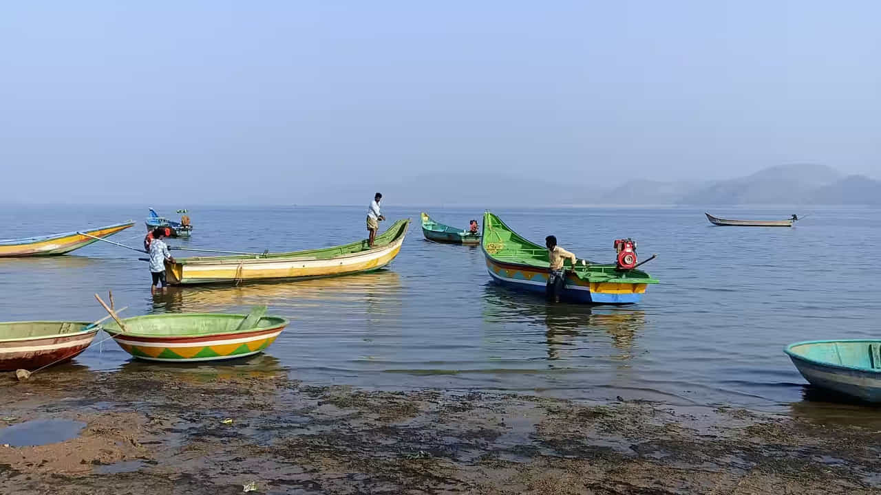 ఆరు దశాబ్దాల క్రితం ఆంధ్రప్రదేశ్లోని విశాఖపట్నం నుంచి డ్యామ్ నిర్మాణం వచ్చిన 24 కుటుంబాలు ఇక్కడ స్థిరపడ్డాయి. ఇప్పుడు ఇక్కడ దాదాపు 700 మంది నివాసితులు ఉంటున్నారు. ఈ గ్రామం చుట్టూ ఉన్న ఆకుపచ్చని కొండలు, పొలాలతో ప్రశాంతంగా, అద్భుతంగా ఉంటుంది. ఇక్కడ యెల్లేశ్వరగట్టు ఐలాండ్కు బోట్ రైడ్ చాల ఆహ్లాదకరంగా ఉంటుంది. ఈ చిన్న ద్వీప గ్రామం ప్రకృతు దృశ్యాలు, స్థానిక సంస్కృతితో ఆకట్టుకుంటున్న దీనిని తెలంగాణలో మినీ గోవా అని కూడా పిలుస్తారు.