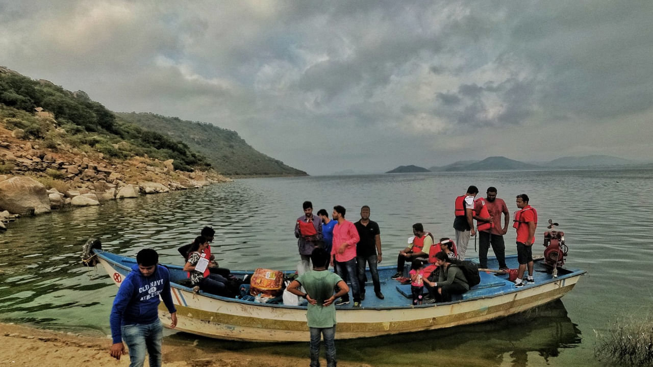 సాయంత్రం సూర్యాస్తమయం నీటిపై పడి బంగారు రంగుల ఆకట్టుకుంటుంది. ఈ సమయంలో ఒక కప్పు చాయ్‌ తాగుతూ దృశ్యాన్ని ఆస్వాదించవచ్చు. స్థానికంగా వండిన చేపల వంటకాలను రుచి చాలా బాగుంటుంది. ఫోటోగ్రఫీ ప్రియులకు బెస్ట్ స్పాట్ అనే చెప్పవచ్చు. రస్టిక్ బోట్లు, గ్రీనరీ దృశ్యాలు, వివిధ రకాల పక్షులను మీ కెమెరాలో బందించవచ్చు. 