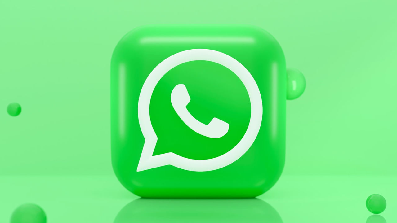 ప్రముఖ సోషల్ మెసేజింగ్ యాప్ వాట్సాప్ తన వినియోగదారులకు అదిరిపోయే అద్భుతమైన ఫీచర్లను ను పరిచయం చేసింది. ఇకపై ఎలాంటి థర్డ్‌ పార్టీ యాప్స్‌ను ఉపయోగించకుండా.. యూజర్స్ తమ స్టేటస్‌లో ఒకటి కంటే ఎక్కువ ఫోటోలను కొలేజ్‌ చేసుకునే విదంగా.. ఇన్‌బుల్ట్‌ ఎడిటర్‌ను తీసుకొచ్చింది.