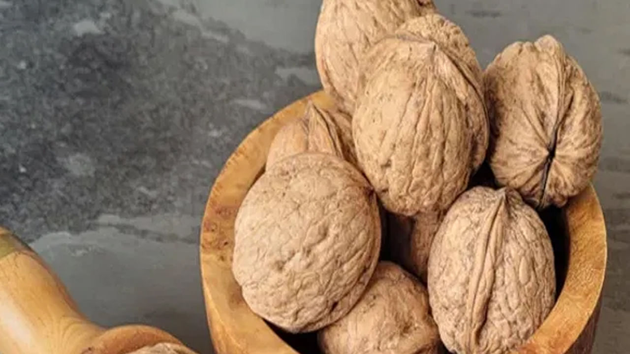 అమెరికన్ హార్ట్ అసోషియేషన్ ప్రకారం వాల్నట్స్లో ఒమేగా 3 ఫ్యాటీ యాసిడ్స్ పుష్కలంగా ఉంటాయి. సాధారణంగా ఇది చేపలలో లభిస్తుంది. ఇది కూడా గుండె ఆరోగ్యాన్ని మెరుగుపరుస్తుంది. దీంతో ఎలాంటి గుండె సంబంధిత సమస్యలు రావు.