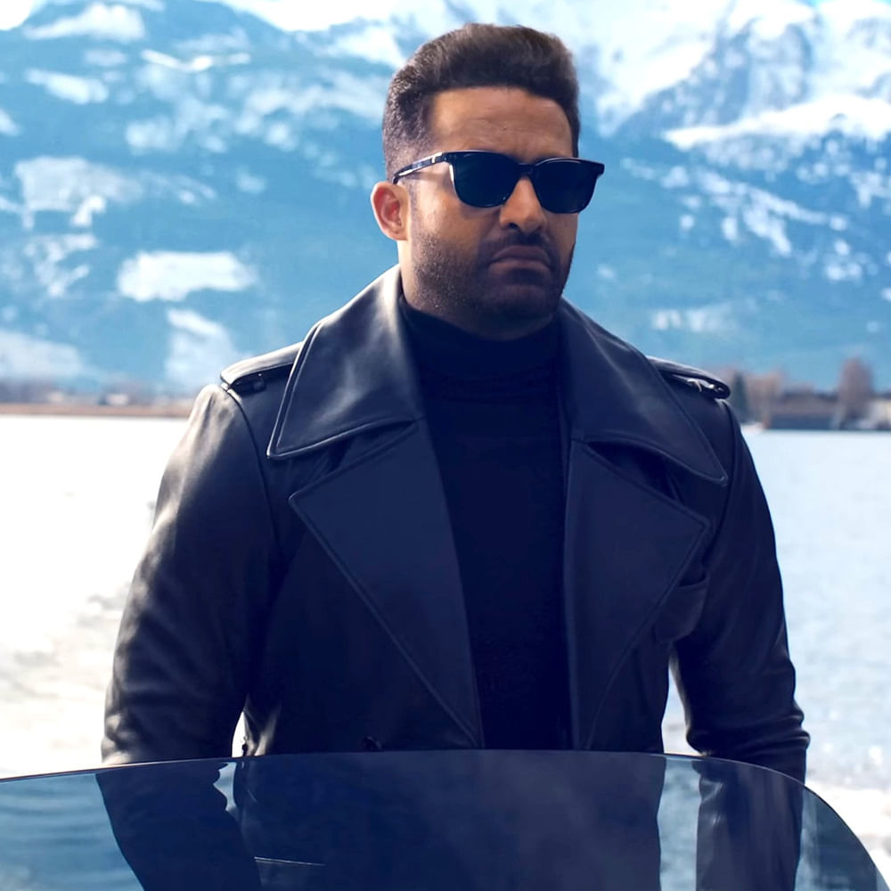 టీజర్, ట్రైలర్‌లోనూ వాటినే మేజర్‌గా హైలైట్ చేసారు మేకర్స్. బాలీవుడ్‌లో స్పై సినిమా అంటే మరో కోణం కూడా ఉంటుంది.. అదే గ్లామర్. హాలీవుడ్‌లో ఎలాగైతే జేమ్స్ బాండ్ సినిమాల్లో గ్లామర్ కంటెంట్‌కు ఎక్కువ ప్రాధాన్యత ఇస్తారో.. హిందీలోనూ స్పై, వార్ సినిమాలకు గ్లామర్‌లో అంతే ఇంపారెన్స్ ఇస్తారు. 