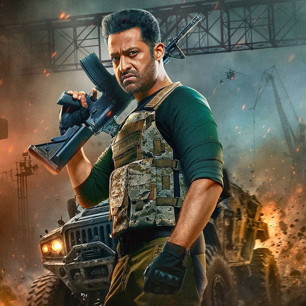 ఇందులో ఆ బాధ్యతను కియారా అద్వానీ తీసుకున్నారు. తాజాగా విడుదలైన సాంగ్‌తో వార్ 2లో గ్లామర్ డోస్ ఏ స్థాయిలో ఉండబోతుందో సాంపిల్ చూపించారు దర్శక నిర్మాతలు.టీజర్, ట్రైలర్‌లోనే కియారా అద్వానీ బికినీ షోపై చాలా పెద్ద చర్చ జరిగింది.. ఇప్పుడు పాటలో ఆ షోనే హైలైట్‌గా నిలిచింది. 
