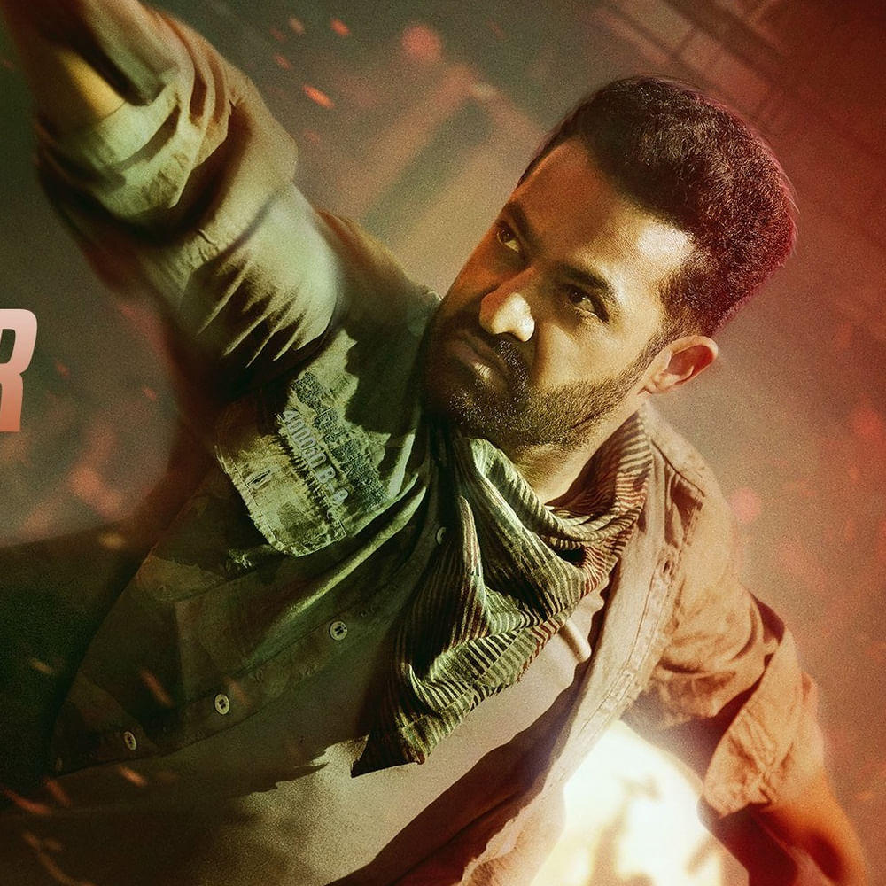 వార్ 2లోనూ కొత్త కథ ఏమీ ఉండదని ముందు నుంచే ఊహించారు ఆడియన్స్. వాళ్ల అంచనాలు తప్పు కాలేదు.. మళ్లీ అలాంటి కథతోనే వచ్చింది వార్ 2. జూనియర్ ఎన్టీఆర్, హృతిక్ ఉన్నారు కాబట్టి ఓపెనింగ్స్ వరకు రప్ఫాడించింది వార్ 2. కానీ అసలు పరీక్ష వచ్చేసరికి చేతులెత్తేసింది. చాలా రోజుల తర్వాత తారక్ నిరాశ పరిచిన సినిమా ఇది. 