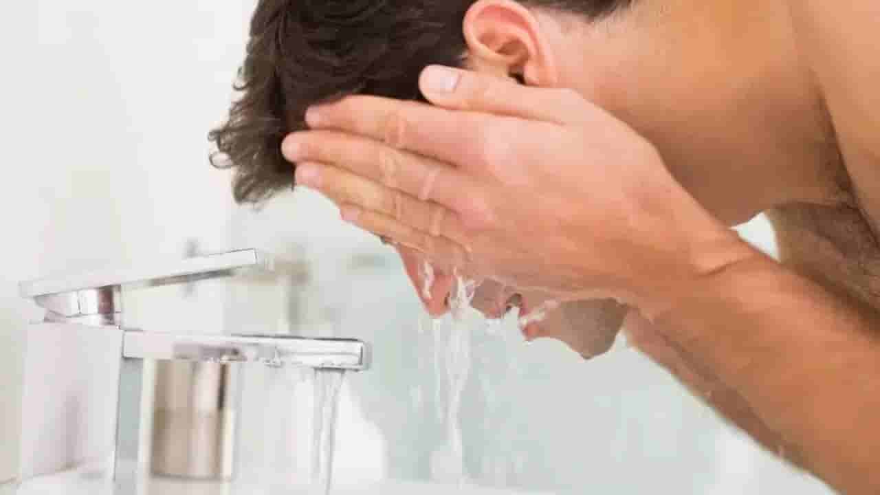 ముఖం కడిగేటప్పుడు ఈ తప్పు చేస్తున్నారా..? జాగ్రత్త మీ కళ్లకే ప్రమాదం..!