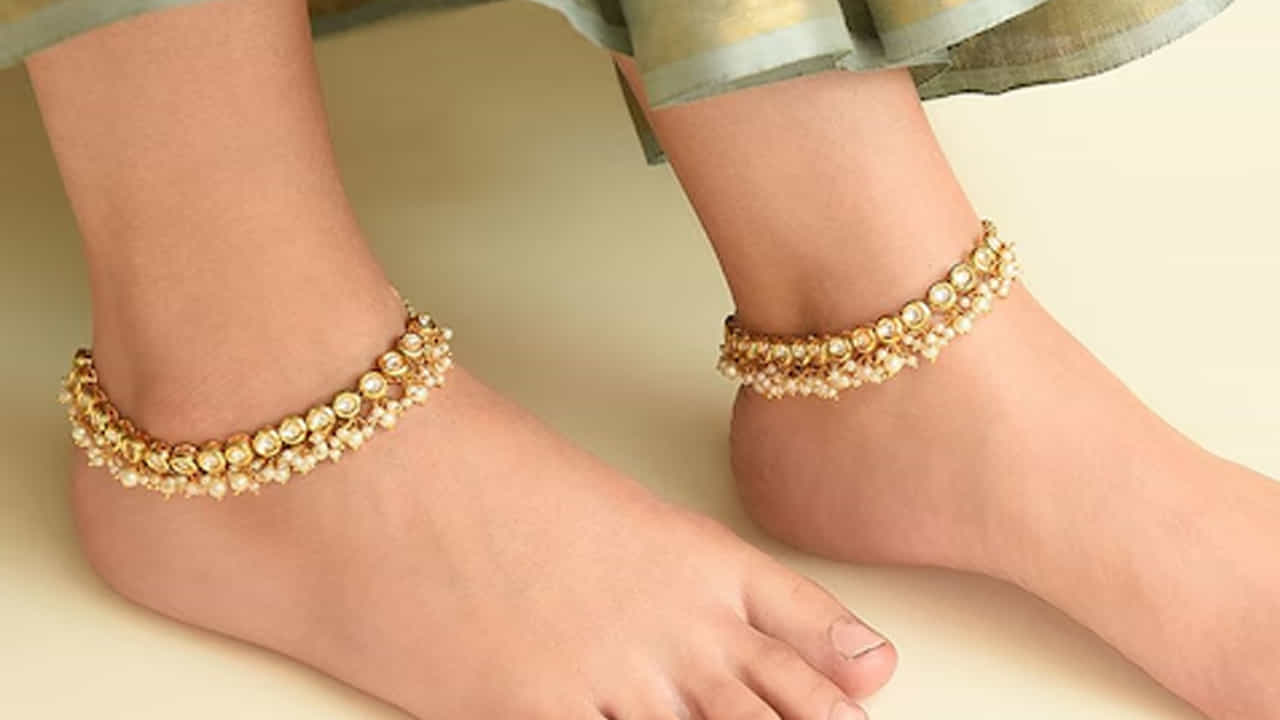 ఆధునిక పద్ధతులు: కొంతమంది యువతులు ఫ్యాషన్, హుందాతనం కోసం కాళ్లకు బంగారు పట్టిలు ధరించినప్పటికీ సాంప్రదాయకంగా దినిని తప్పుగా భావిస్తున్నారు పండితులు. కాళ్లకు బంగారం ధరించడం అశుభమని అంటున్నారు.