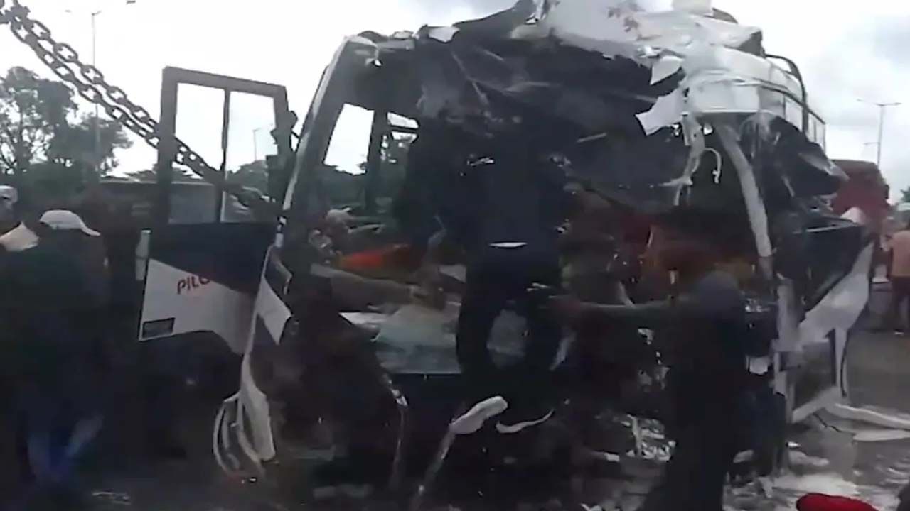 ఘోర ప్రమాదం.. ట్రక్కును ఢీకొట్టిన బస్సు.. 10మంది యాత్రికులు మృతి, 35మందికి సీరియస్