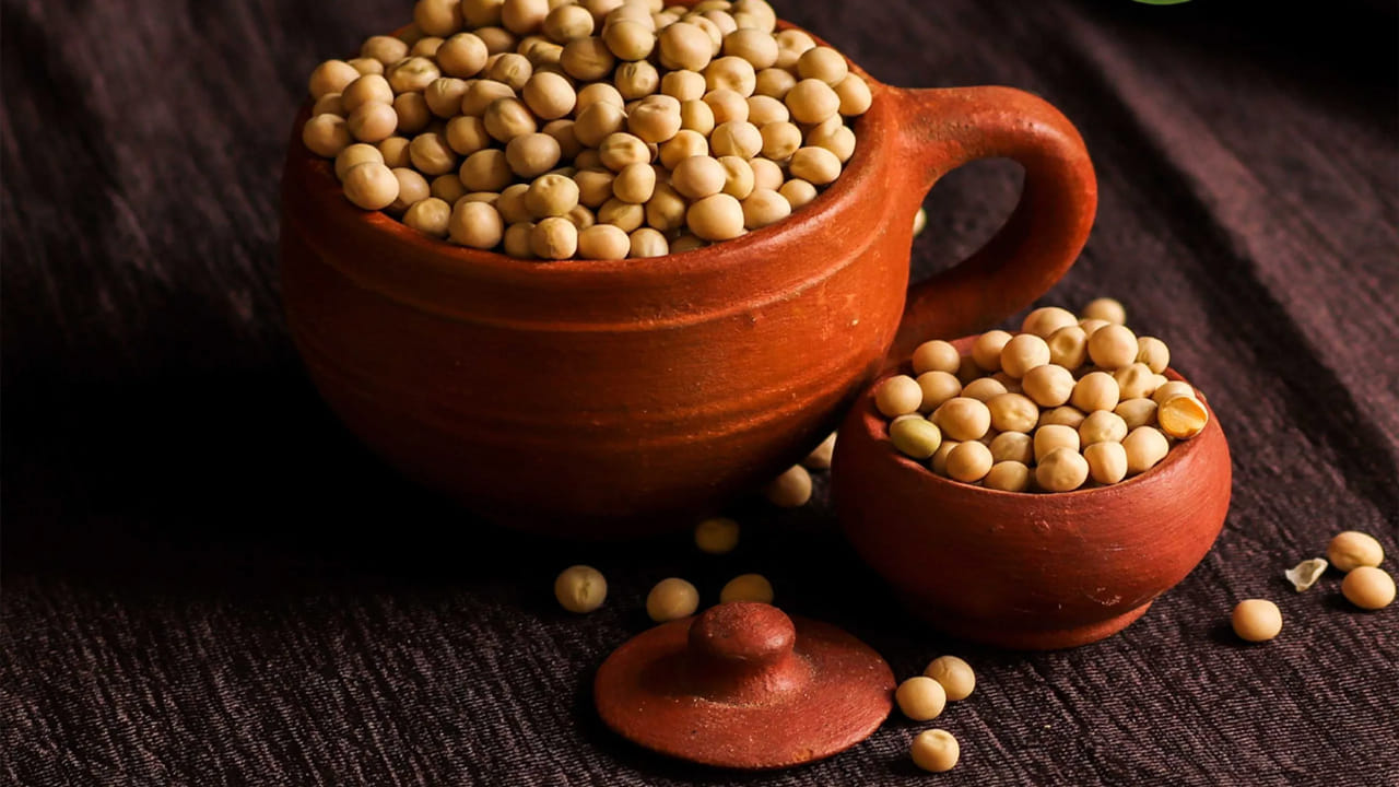 తెల్ల బఠానీలలో ప్రోటీన్, ఫైబర్, విటమిన్ సి, పొటాషియం సమృద్ధిగా ఉంటాయి. అంతేకాకుండా వీటిలో ఫైబర్ కూడా అధికంగా ఉంటుంది. అయితే జీర్ణ సమస్యలు ఉంటే మాత్రం పచ్చ బఠానీలకు బదులు తెల్ల బఠానీలను ఆహారంలో చేర్చుకోవాలి. ఇది కడుపును శుభ్రపరచడంలో సహాయపడుతుంది.