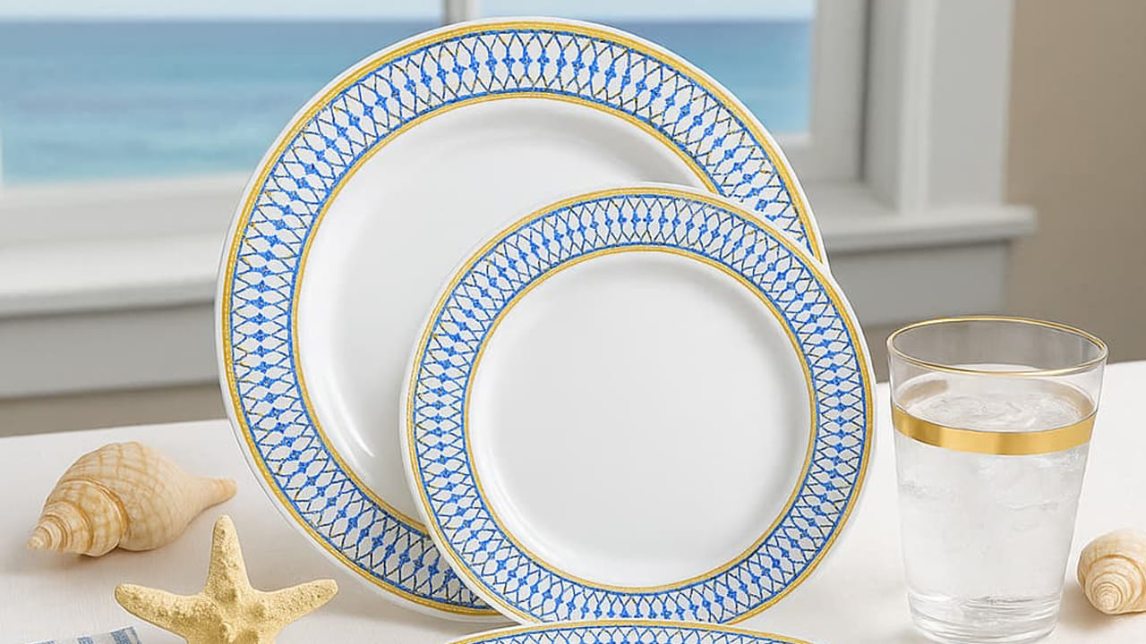 క్లోరిన్ బీచ్ సహాయంతో కూడా ప్లాస్టిక్ వస్తువలపై పడ్డ మరకల్ని ఈజీగా తొలగించుకోవచ్చు. బ్లీచ్ బాగా కఠినంగా ఉంటుంది. కాబట్టి ప్లాస్టి పాత్రలపై పడ్డ మరకలు సులభంగా పోతాయి. బ్లీచ్ వేసి రుద్ది కాసేపు పక్కన పెట్టి.. ఆ తర్వాత శుభ్రమై నీటితో కడిగితే మరకలు అనేవి పోతాయి. ఆ తర్వాత మంచి నీటితో ఓ రెండు, సార్లు వాసన పోయేంత వరకు రుద్ది కడగండి.