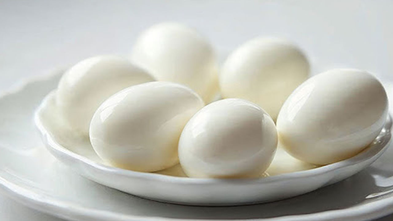 గుడ్డులోని పచ్చసొన, తెల్లసోన రెండూ సమతుల్య ఆహారంలో పోషకాలతో కూడినవే. గుడ్డులోని తెల్లసొనలో కేలరీలు తక్కువగా ఉంటాయి. ఎక్కువ కొలెస్ట్రాల్ ఉండదు. బరువును తగ్గాలనుకునే వారికి లేదా ఆహార కొలెస్ట్రాల్‌ను తగ్గించుకోవడానికి ప్రయత్నిస్తున్న వారికి ఇవి మంచి ఎంపిక. మొత్తం గుడ్లు ప్రోటీన్‌తో పాటు అదనపు విటమిన్లు, ఖనిజాలు, గుండెకు ఆరోగ్యకరమైన కొవ్వులను అందించడం ద్వారా మొత్తం ఆరోగ్యానికి తోడ్పడతాయి.