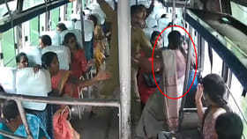 కదులుతున్న బస్సులో నుంచి పడిపోయిన మహిళ.. ఆ తర్వాత! వీడియో