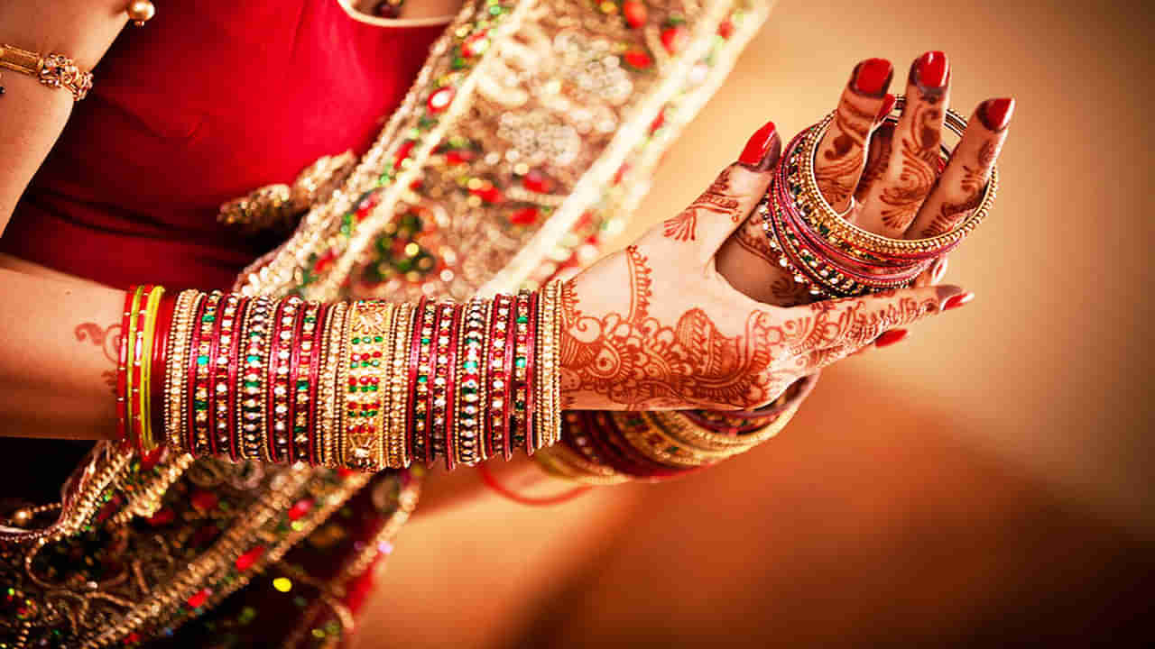 ఆడవాళ్ల చేతికి గాజులు అందం మాత్రమే కాదు..! జ్యోతిష్య శాస్త్రం ఏం చెప్తుందో తెలుసా?