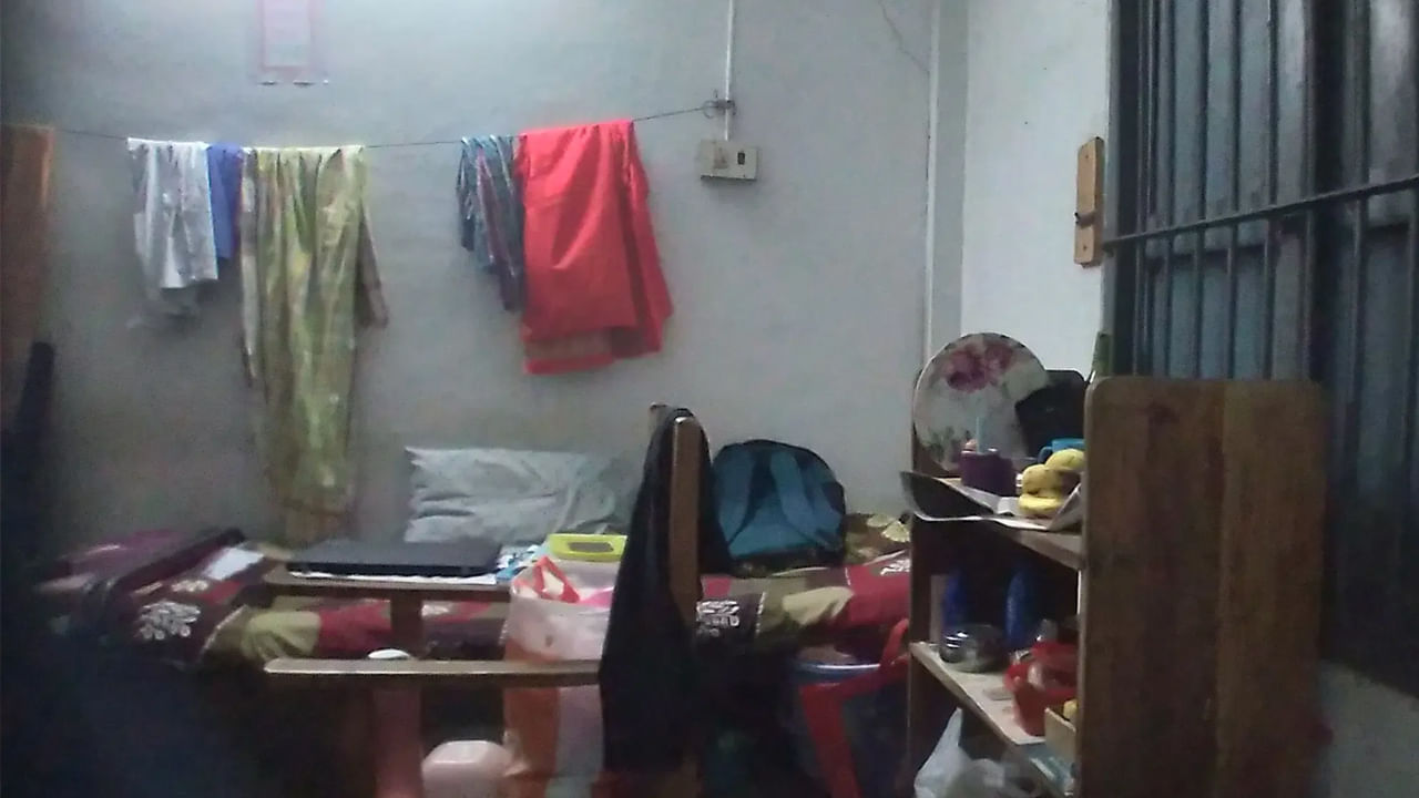 Watch Video: అర్థరాత్రి గర్ల్స్ హాస్టల్‌లో అనుకోని అతిథి.. ఏంటా అని చూసి అమ్మాయిల పరుగో పరుగు..