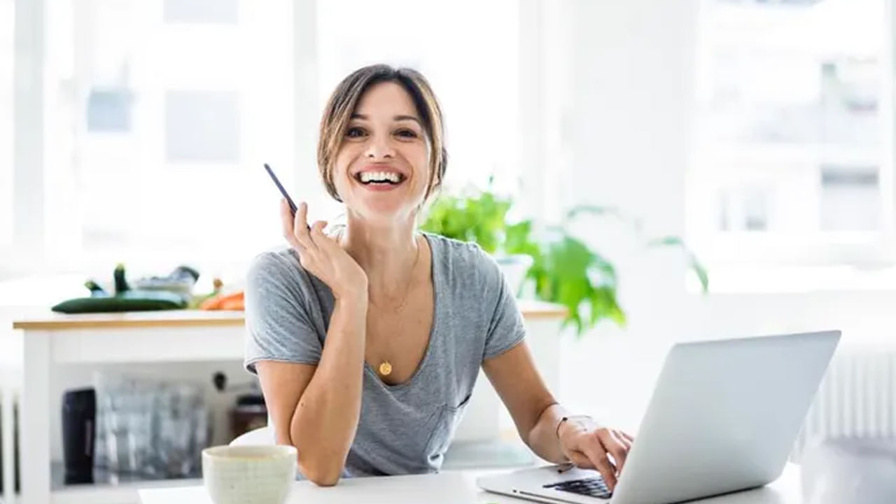 ఇలాంటి కుర్చీని ఎంచుకోండి: చాలా మందికి ఆఫీసులో ఎక్కువ పని ఉంటుంది. అటువంటి పరిస్థితిలో మీరు కూర్చున్న కుర్చీ పరిస్థితిని కూడా గుర్తుంచుకోవడం ముఖ్యం. ఎల్లప్పుడూ ఎత్తైన వెనుక వైపు వీపు ఆనుకునే విధంగా ఉండే కుర్చీని ఎంచుకోండి. ఇది పురోగతికి మార్గం తెరుస్తుంది. అంతేకాదు ప్రధాన ద్వారం వైపు మీ వెన్ను చూపే విధంగా ఎప్పుడూ కూర్చోకూడదు. దీనివల్ల ప్రతికూలత కూడా వ్యాపిస్తుంది.