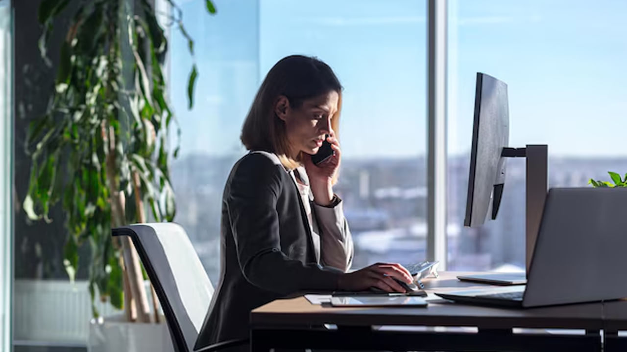 టేబుల్ ఎలా ఉండాలంటే: మీరు పని చేస్తున్న విధానం గురించి కొన్ని విషయాలు తెలుసుకోవడం చాలా ముఖ్యం. మీరు పని చేస్తున్నప్పుడు ఉపయోగించే టేబుల్ ఓవల్ ఆకారాన్ని కలిగి ఉండేలా ప్రయత్నించండి. చతురస్రం కాదు. అంతేకాదు టేబుల్ చెక్క లేదా గాజుతో చేసినట్లయితే.. అది వాస్తు ప్రకారం మరింత సరైనదిగా పరిగణించబడుతుంది.