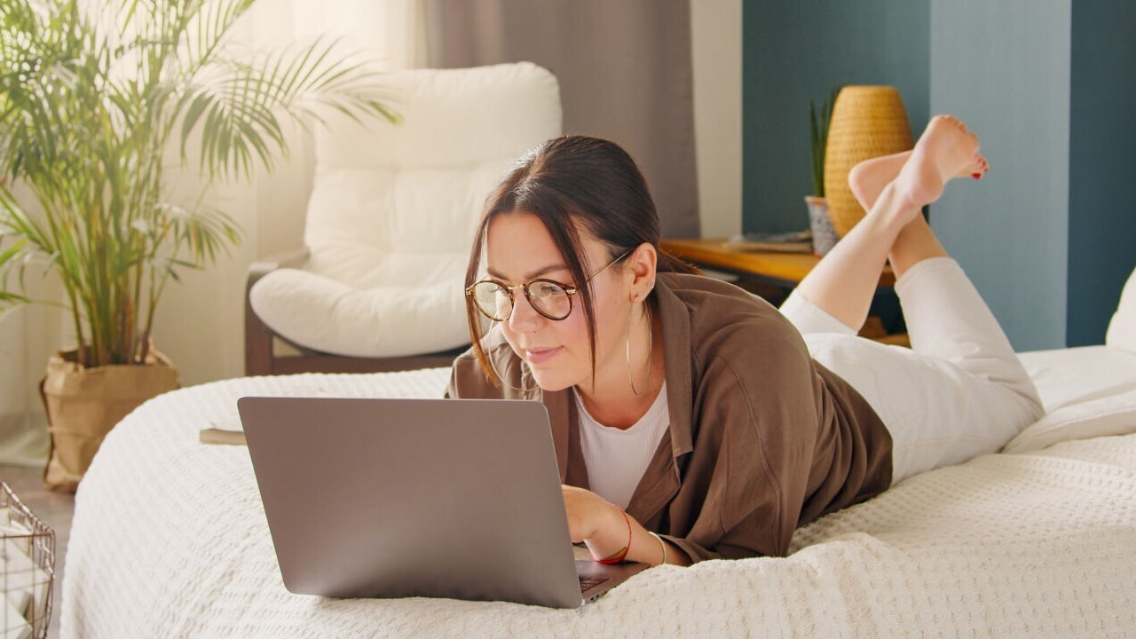  పడకగదిలో పని చేయవద్దు: నేడు కాలం మారింది. ఇంటి నుండి పని చేసే వారు చాలా మంది ఉన్నారు. ఈ వ్యక్తులు వాస్తు ప్రకారం కొన్ని ప్రత్యేక విషయాలపై కూడా శ్రద్ధ వహించాలి. మీరు పడకగదిలో ఎప్పుడూ పని చేయకూడదు. మీరు ఎల్లప్పుడూ స్టడీ రూమ్ లేదా మీరు విశ్రాంతి తీసుకునే ప్రదేశాన్ని పని చేయడానికి ఎంచుకోవాలి. పడకగదిలో పని చేయడం వల్ల ప్రతికూల శక్తి ప్రభావం పెరుగుతుంది. మీ పనిపై ప్రతికూల ప్రభావాన్ని చూపిస్తుంది.