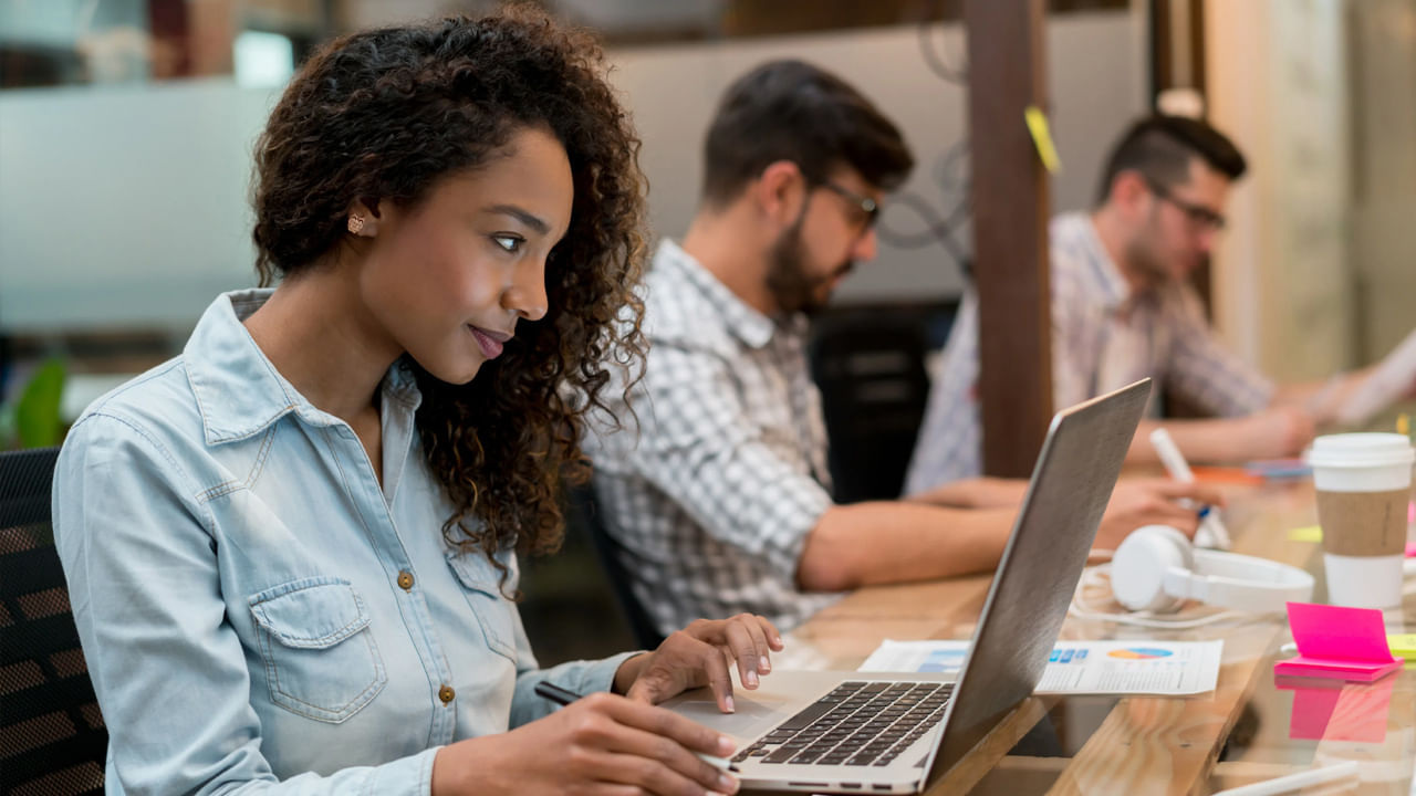 కూర్చునే ప్రాంతం: అన్నింటిలో మొదటిది మీరు పనిచేసే చోట వాతావరణం ఎలా ఉందో చూసుకోవడం అతి ముఖ్యం. మీ పని సృజనాత్మకంగా ఉంటే కూర్చోవడానికి బహిరంగ స్థలాన్ని ఎంచుకోవాలి. అప్పుడు తాజాదనాన్ని కాపాడుతుంది. ఆఫీసులో ఉన్నప్పుడు ప్రధాన తలుపు ముందు కూర్చోకూడదు. మీరు ప్రధాన ద్వారానికి దూరంగా కూర్చోవడానికి ప్రయత్నించండి.