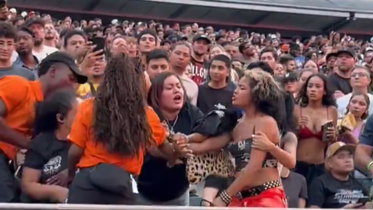 Viral Video: రింగ్‌లో ఫైట్‌ ఏంది బ్రో.. ఇది చూడండి.. WWE ఈవెంట్‌లో పొట్టుపొట్టు కొట్టుకున్న అమ్మాయిలు!