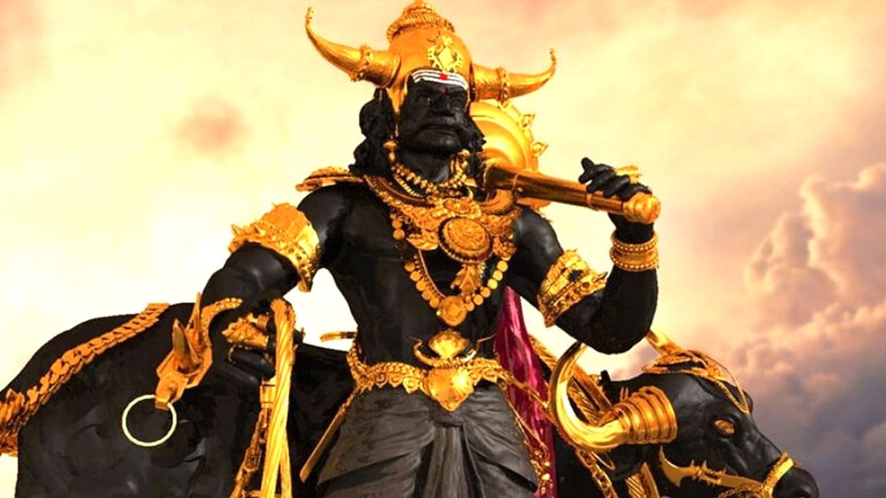 చనిపోయాక ఏం జరుగుతుంది అనేది ఇప్పటికీ ఇది ఎవ్వరికీ తెలియని ఓ సీక్రెట్ లాంటిదే. చాలా మంది దీని గురించి కథలు కథలుగా చెబుతుంటారు. కొంత మందేమో కోరికలు తీరకపోతే ఆ వ్యక్తి భూమిపైనే ఉంటుంది. తమ కుటుంబ సభ్యుల చుట్టే తిరుగుతుందని, మరికొంత మందేమో, ఆత్మ తన అంత్య క్రియల నుంచి  కర్మకాండలు పూర్తి అయ్యే వరకు భూమిపైనే ఉంటుందని చెబుతుంటారు.