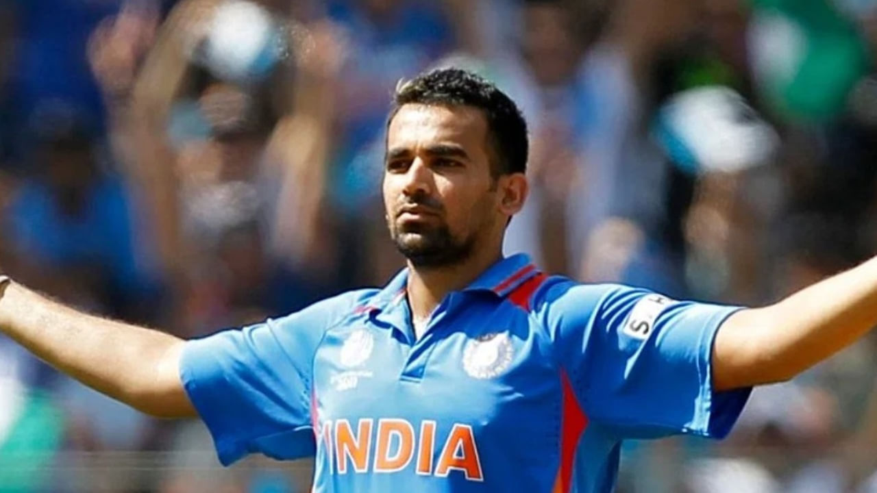 జహీర్ ఖాన్ పేరు మూడవ స్థానంలో ఉంది. 2000 సంవత్సరంలో జహీర్ ఖాన్ 1 ఓవర్లో 27 పరుగులు చేశాడు. 