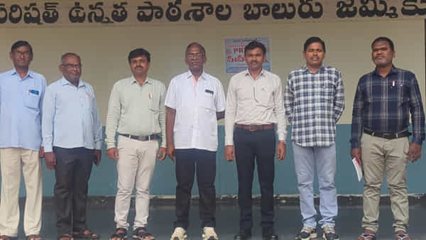 ఒకే సర్కార్ బడిలో టీచర్లుగా ఏకంగా ఏడుగురు పూర్వ విద్యార్ధులు..! మస్త్ థ్రిల్ అంటూ ఆనందం..